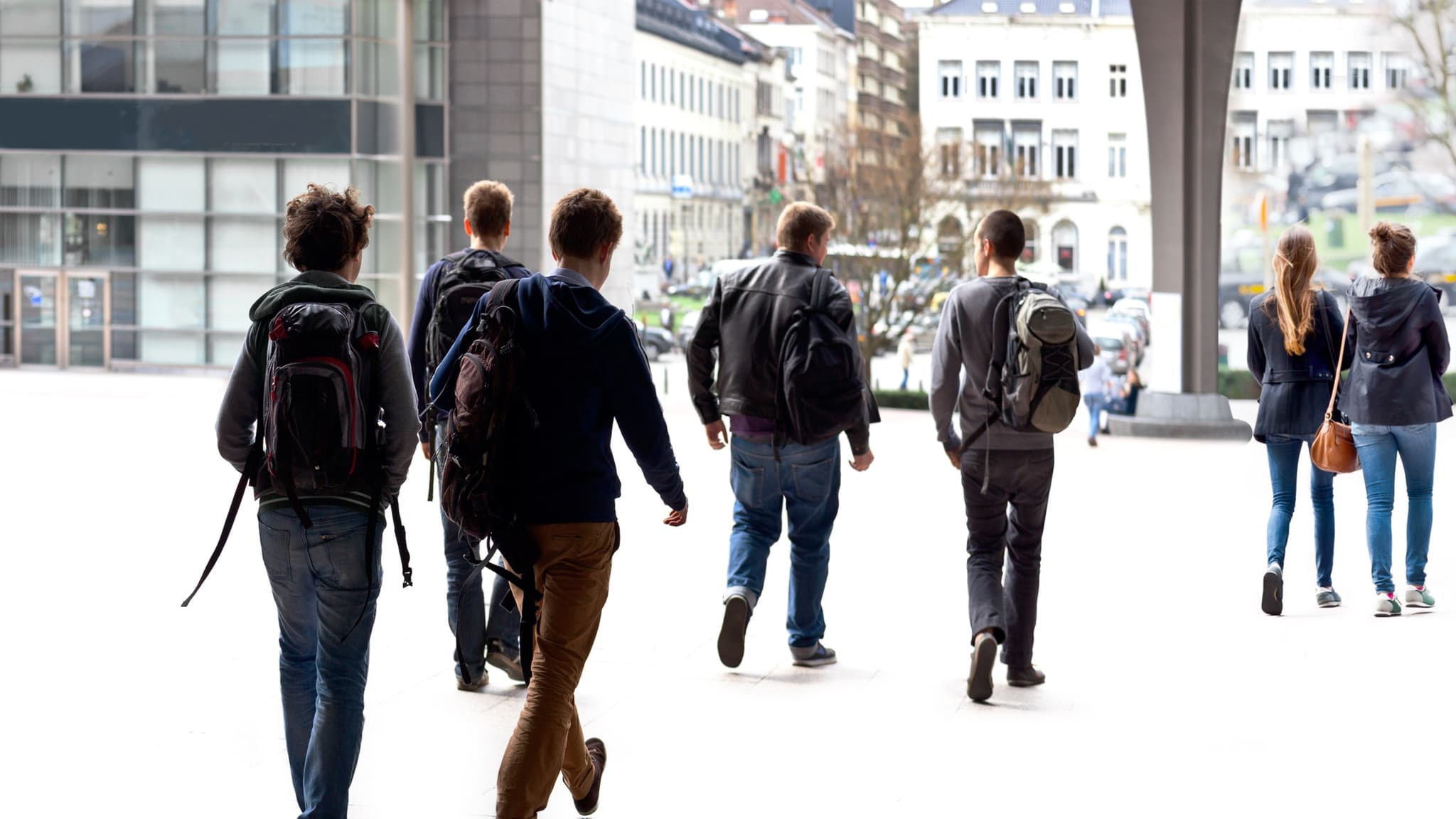 Gruppe Studierende laufen über den Campus