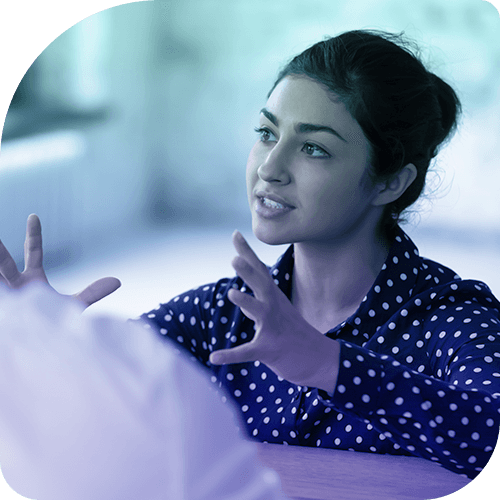 jobvalley Mitarbeitende erklärt etwas