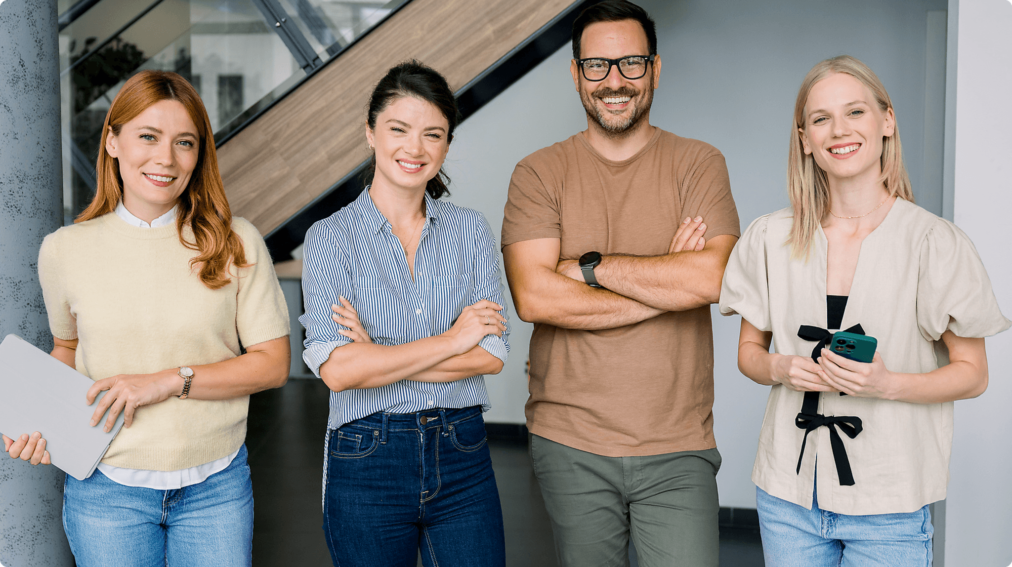 Kolleg:innen am Schreibtisch