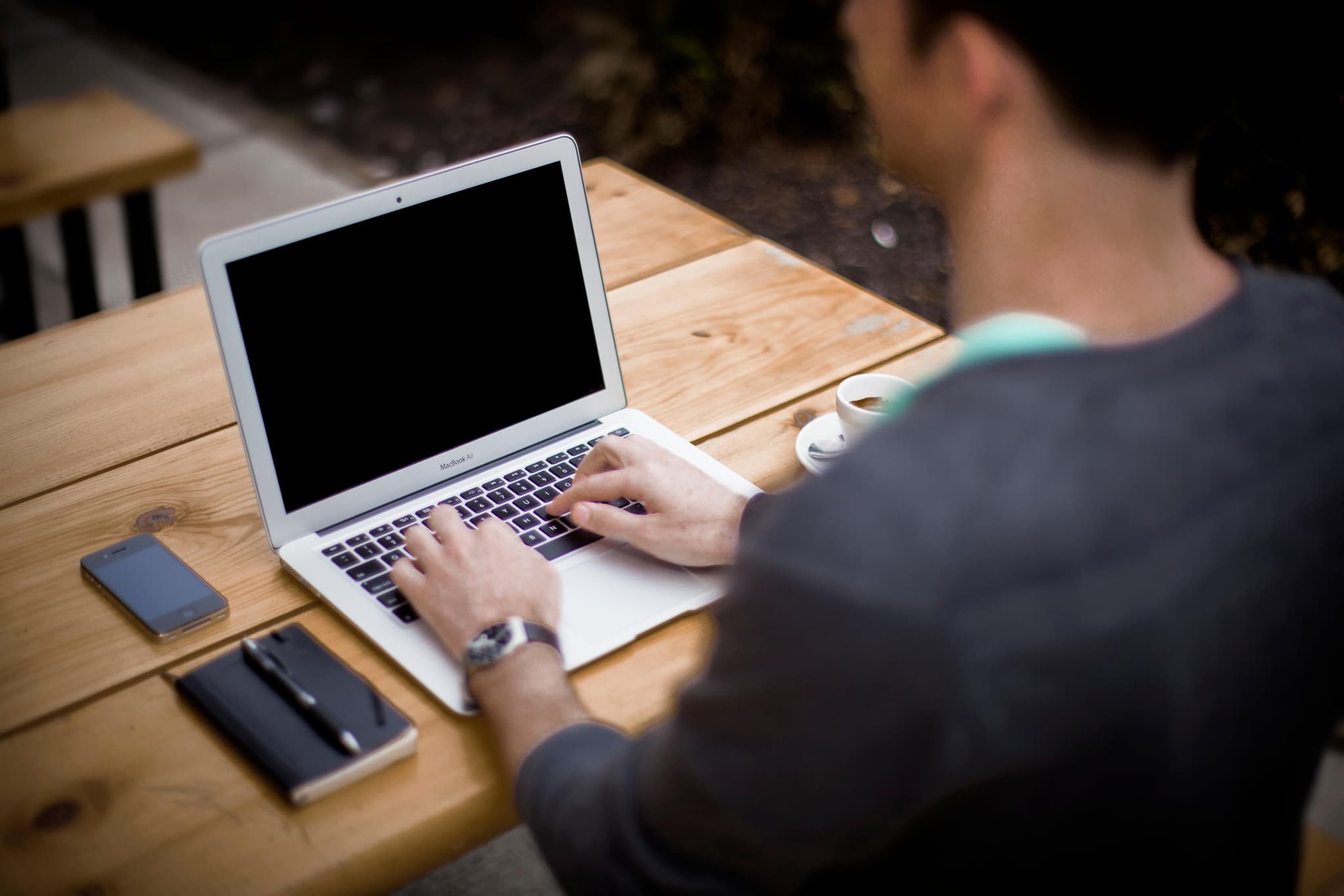 Mann mit Laptop draußen