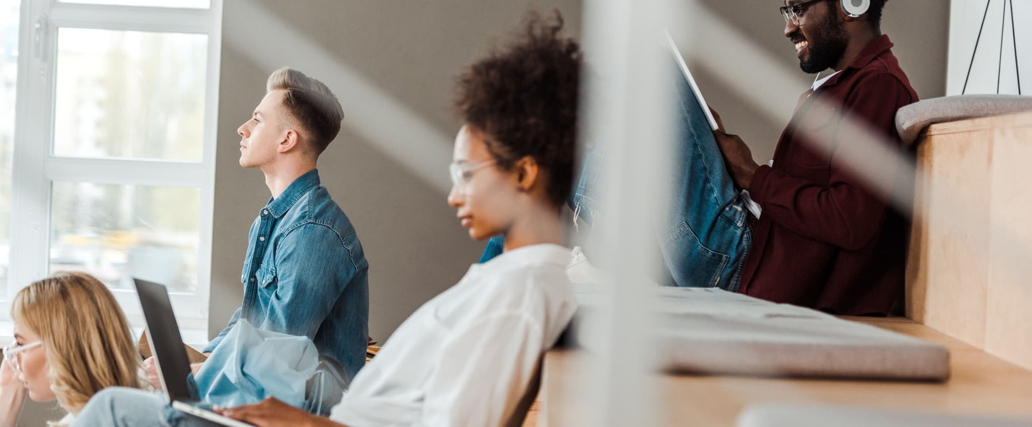 Studierende lernen vertieft in ihre Notebooks