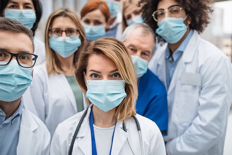 Krankenhauspersonal mit Masken