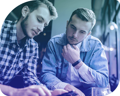 Zwei Studierende gucken auf Smartphone